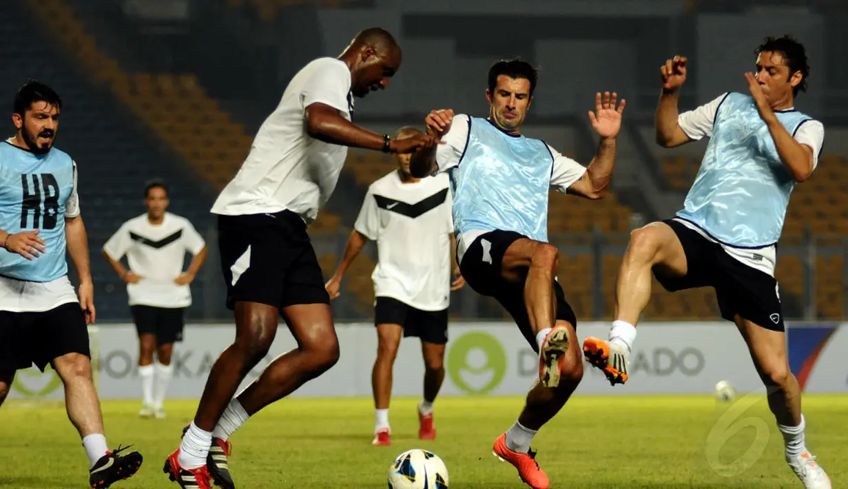 Jelang berlaga melawan Indonesia All Star, sejumlah bintang sepak bola internasional yang tergabung dalam Football Legends berlatih ringan di Stadion GBK Jakarta, (6/6/2014). (Liputan6.com/Helmi Fithriansyah)