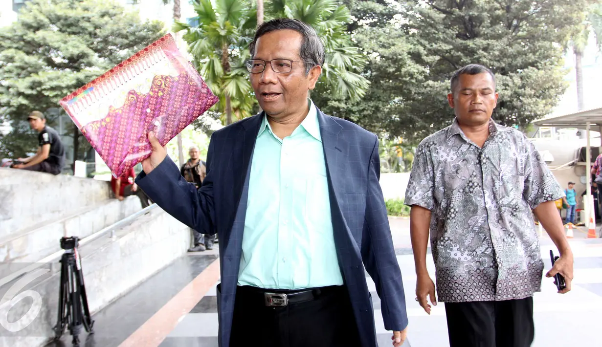 Mantan Ketua Mahkamah Konstitusi, Mahfud MD bergegas menuju pintu masuk lobi Gedung KPK, Jakarta, Jumat (4/9/2015). Mahfud enggan banyak berkomentar soal kedatangannya ke KPK. (Liputan6.com/Helmi Afandi)