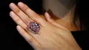 Model mengenakan cincin berlian "The Pink Star" sebelum dilelang oleh Sotheby di London, 20 Maret 2017. Berlian merah muda ini adalah berlian terbesar yang pernah dikurasi Geological Institute of America (GIA). (AP Photo/Kirsty Wigglesworth)