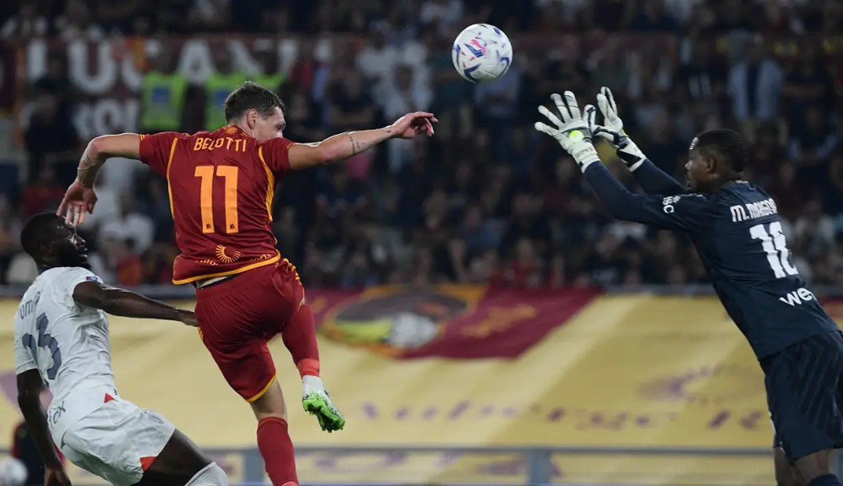 AS Roma melawan, tapi baru bisa mencetak satu gol balasan lewat aksi Leonardo Spinazzola di menit ke-90+2. (Filippo MONTEFORTE/AFP)