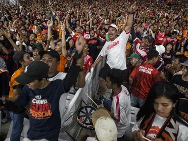 Suporter Persija Jakarta, The Jakmania, memberikan dukungan saat melawan Johor Darul Ta'zim pada laga Piala AFC di SUGBK, Jakarta, Selasa (10/4/2018). Persija menang 4-0 atas JDT. (Bola.com/Vitalis Yogi Trisna)
