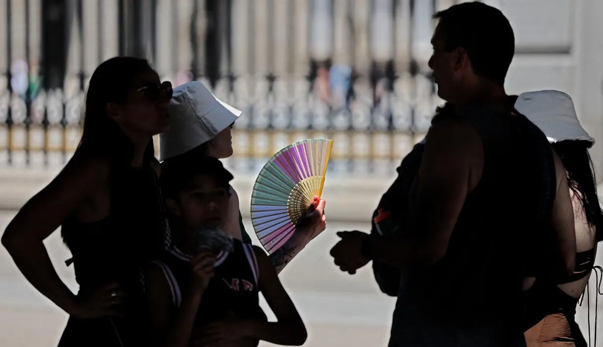 <p>Gelombang panas diperkirakan akan mendorong suhu hingga 39-40 derajat Celcius di wilayah Madrid, Extremadura (barat daya) dan Andalusia barat (selatan), bahkan lebih dari 44 derajat Celcius di Provinsi Andalusia yaitu Seville dan Cordoba. (Thomas COEX/AFP)</p>