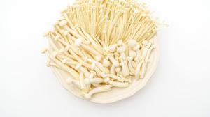 6 Cara Membersihkan Jamur Enoki Sebelum Dimasak agar Lebih Aman Dikonsumsi