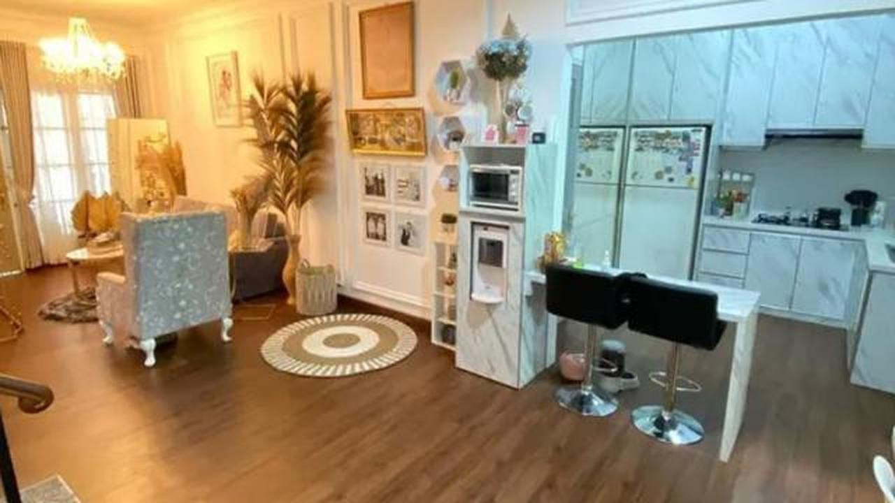 10 Potret Ruang Keluarga Rumah Fairuz A Rafiq dan Sonny Septian, Bergaya Classic Contemporary