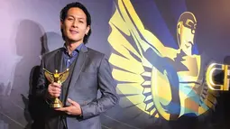 Penampilannya dengan setelan jas formal memang cukup bikin pangling. Seperti saat menghadiri acara penghargaan di salah satu stasiun televisi ini. (Liputan6.com/IG/junarorimpandeyofficial)