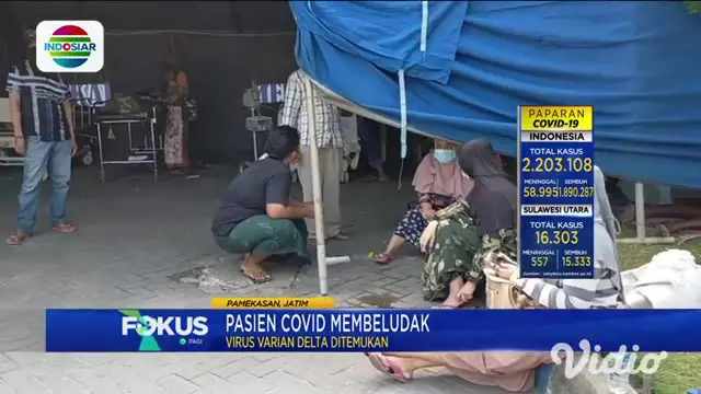 Tenda darurat atau tenda barak terpaksa didirikan di sekitar RSUD Dr Slamet Martodirdjo Pamekasan, Jawa Timur, akibat tak lagi bisa menampung pasien Covid-19 yang terus berdatangan.
