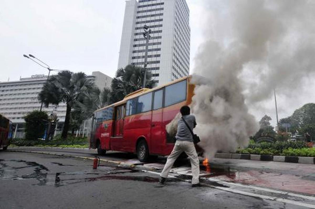 Bus Transjakarta membara