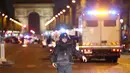 Polisi mensterilkan kawasan Champs Elysees di Paris setelah penembakan terhadap aparat kepolisian Prancis, Kamis (20/4). Otoritas Paris mengaku sudah mengantongi nama pelaku yang akhirnya ditembak mati oleh petugas tersebut. (AP Photo/Thibault Camus)