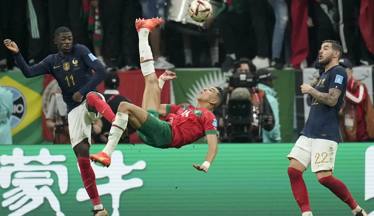 Bek Maroko, Jawad El Yamiq melakukan tembakan ke gawang Prancis selama pertandingan semifinal Piala Dunia 2022 di Stadion Al Bayt di Al Khor, Qatar, Kamis (15/12/2022). Prancis menang atas Maroko dengan skor 2-0. (AP Photo/Christophe Ena)