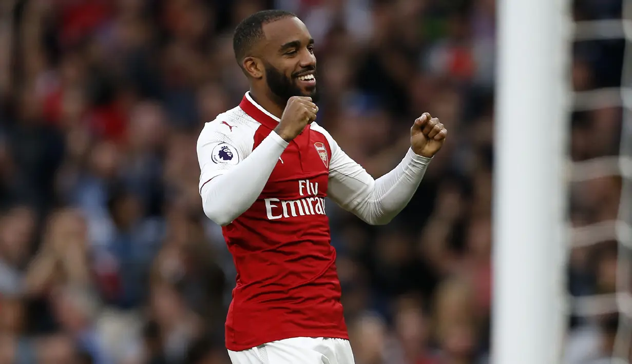 Selebrasi penyerang Arsenal Alexandre Lacazette usai mencetak gol pembuka saat pertandingan melawan Leicester City pada pertadingan Liga Inggris di  Stadion Emirates, London (11/8). (AFP/Ian Kington)
