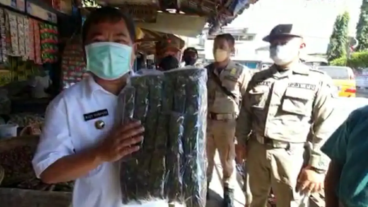 Bupati Garut Rudy Gunawan menunjukan teh Pasanggrahan, teh kesukaan aktor Holywood Charlie Chaplin, yang dikemas sederhana di pasar tradisional, akibat minimnya investasi dan inovasi.