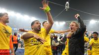 Para pemain Borussia Dortmund melakukan selebrasi di penghujung pertandingan sepak bola leg kedua semifinal Liga Champions antara Paris Saint-Germain dan Borussia Dortmund di stadion Parc des Princes di Paris, Prancis, Selasa, 7 Mei 2024. (AP Photo/Lewis Joly)