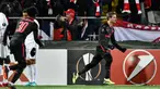 Pemain Arsenal, Nacho Monreal berselebrasi setelah mencetak gol ke gawang Ostersunds pada laga leg pertama babak 32 besar Liga Europa di Jamtkraft Arena, Jumat (16/2). Arsenal meraih kemenangan mudah 3-0. (Robert Henriksson/TT News Agency via AP)