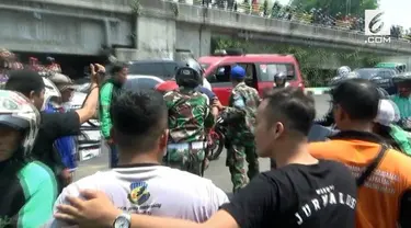 Seorang anggota TNI menabrak sopir ojek online. Beruntung ada anggota provost yang datang untuk melerai kerumunan.