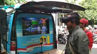 Mobil Emoji Menyelip di Tengah Lokasi Kampanye Capres