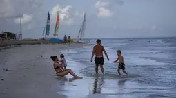 Wisatawan menikmati pantai di hotel Iberostar Selection Varadero di Varadero, Kuba, pada Rabu (29/9/2021). Pihak berwenang di Kuba mulai melonggarkan pembatasan COVID-19 di beberapa kota seperti Havana dan Varadero. (AP Photo/Ramon Espinosa)