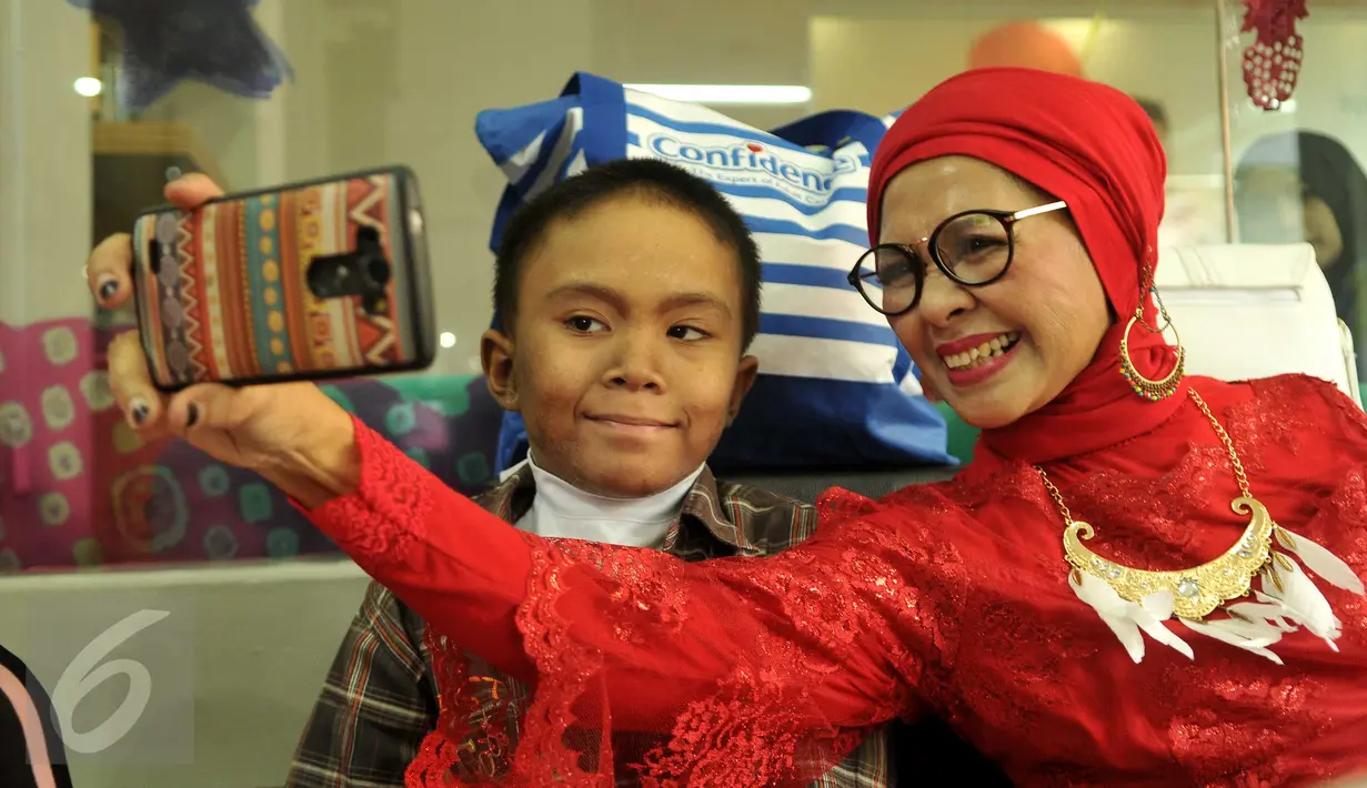 Seorang wanita berselfie di RS cipto mangunkusumo, Jakarta, Jumat (20/5).Berbagai tarian ditampilkan untuk mengibur pasien rumah sakit. (Liputan6.com/Gempur M Surya)