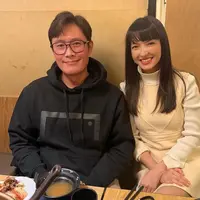 Dengan outfit kasual dan rambut berponi, Raline Shah semakin tampak awet muda di usia 37 tahun.  @ralineshah.