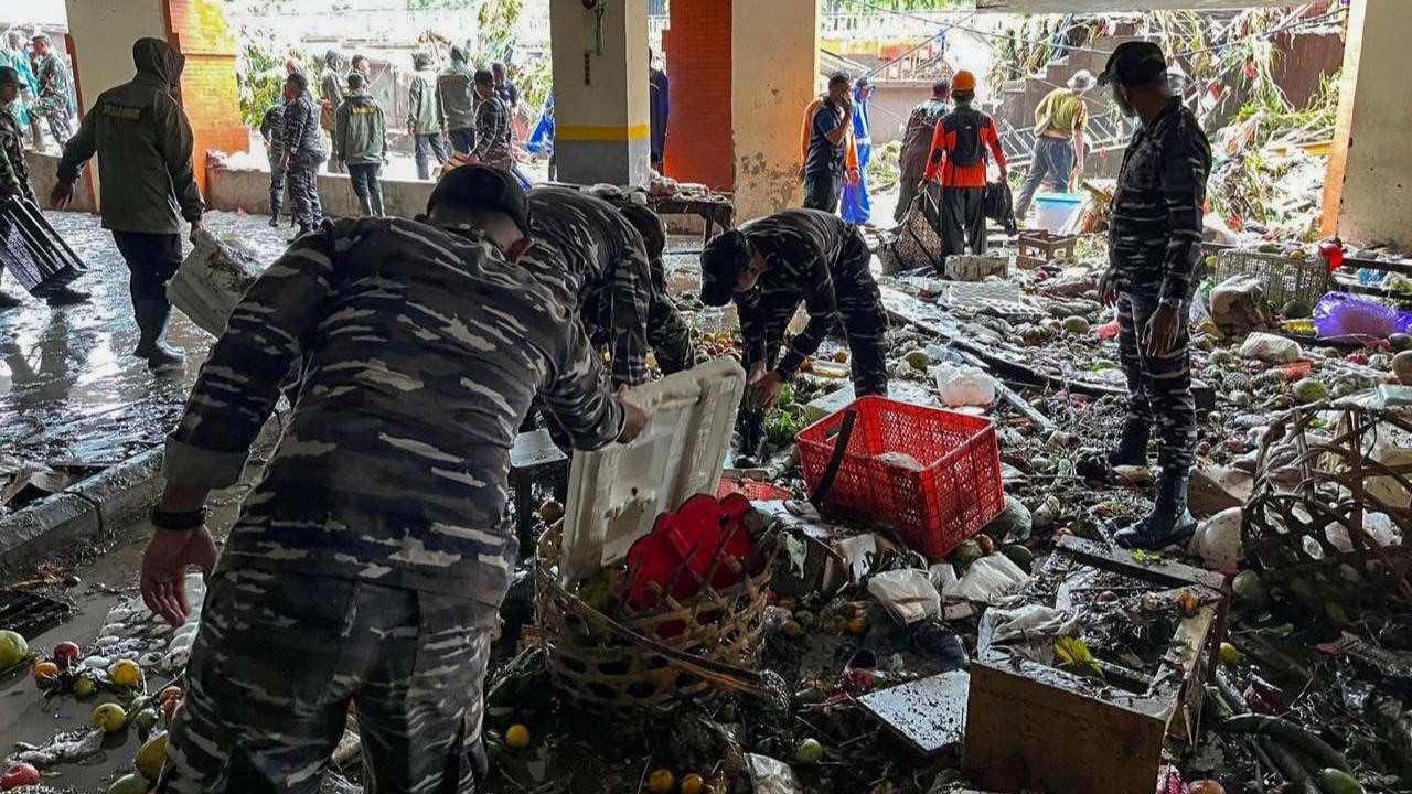 FOTO: TNI AL Bantu Warga Terdampak Banjir Bandang di Denpasar