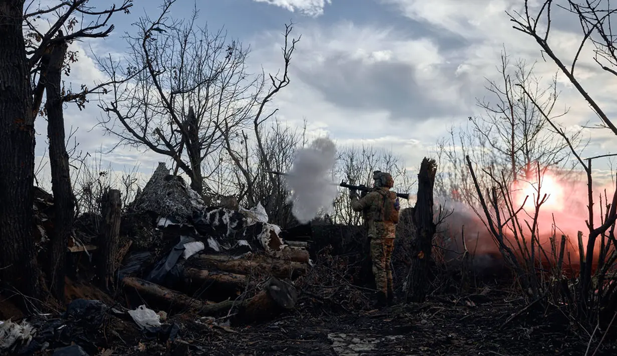 Seorang tentara Ukraina menembakkan RPG ke posisi Rusia di garis depan dekat Maryinka, wilayah Donetsk, Ukraina, 23 Desember 2022. Moskow pada 13 Desember 2022, mengonfirmasi tidak ada gencatan senjata jelang Natal. (AP Photo/Libkos)