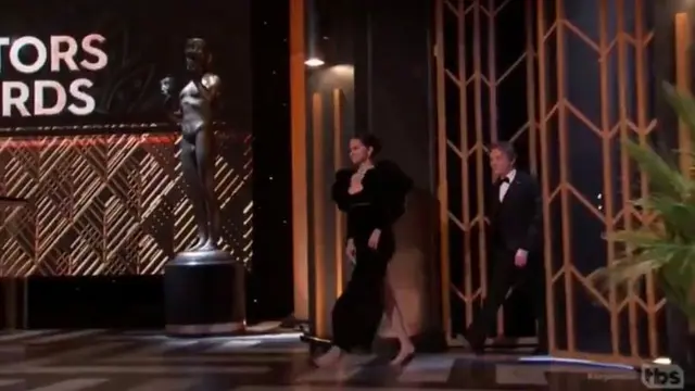 Pakai Kalung Mewah Rp14 M, Selena Gomez Pilih Tampil Tanpa Alas Kaki di Panggung SAG Awards 2022