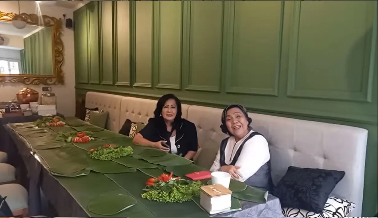 "Ini Bunda Yeti Wijaya, ini sahabatku dan tetanggaku Teteh Yulia Juhara (pakaian hitam). Dua-duanya dulu artis ngetop banget," kata Nourma Yunita dilansir dari kanal Youtube Nourma Yunita Channel. [Youtube/Nourma Yunita Channel]