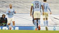 Penyerang Manchester City, Sergio Aguero (kiri) berselebrasi usai mencetak gol ke gawang Marseille pada pertandingan lanjutan Grup C Liga Champions di stadion Etihad di Manchester di London, Kamis (10/12/2020). City menang telak 3-0 atas Marseille. (AP Photo/Jon Super)