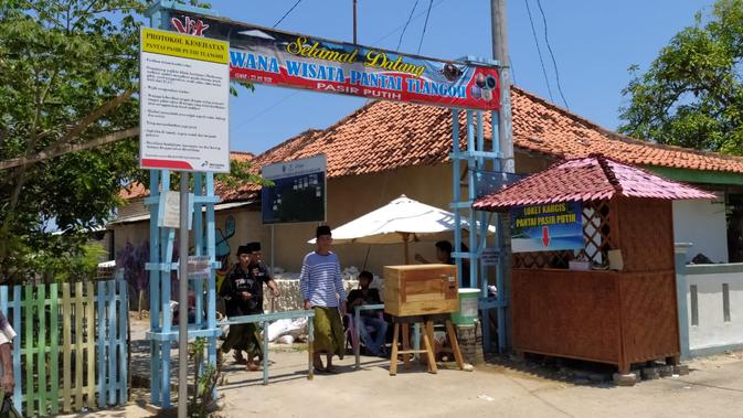 Pintu masuk ke Pantai Tlangoh yang terletak di Kecamatan sepuluh, Kabupaten Bangkalan