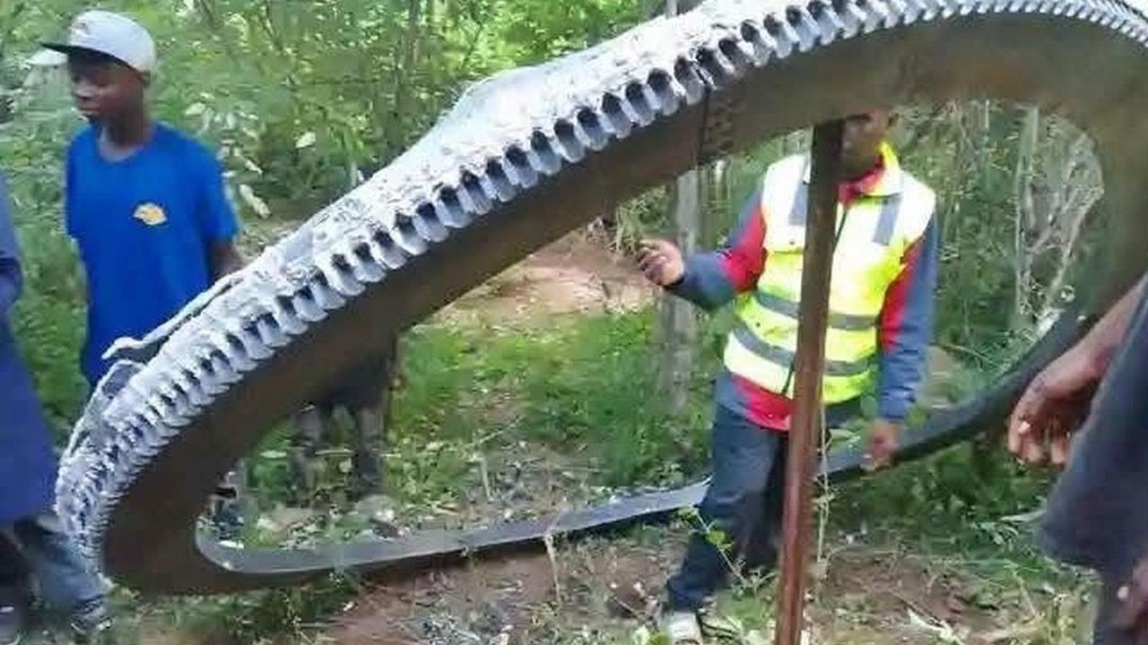 Warga Desa Kaget, Cincin Logam Raksasa Seberat 500 Kg Jatuh dari Langit