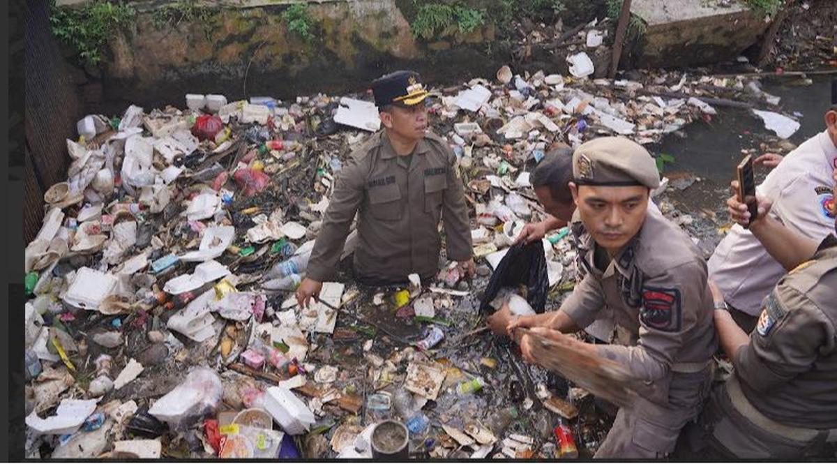 walikota depok supian nyemplung kali
