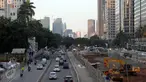Sejumlah kendaraan melintas di kawasan Sudirman, Jakarta, (15/5). Gubernur DKI Jakarta Basuki Tjahaja Purnama (Ahok) kembali memunculkan wacana pemberlakuan pelat nomor ganjil genap untuk mengantisipasi kemacetan di Ibukota. (Liputan6.com/Helmi Afandi) 