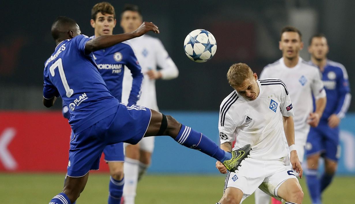Pemain Dynamo Kiev, Vitaliy Buyalskiy (kanan), berebut bola dengan pemain Chelsea, Ramires, dalam lanjutan Grup G Liga Champions di Stadion Olympic, Kiev, Ukraina, Rabu (21/10/2015) dini hari WIB. (EPA/Sergey Dolzhenko)