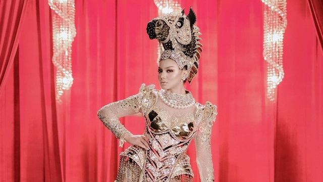 7 Potret Jihane Almira dalam Kostum Bertema Kuda NTT untuk Miss Supranational 2021