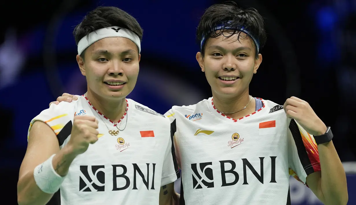 Ganda putri Indonesia, Apriyani Rahayu/Siti Fadia Silva Ramadhanti berpose merayakan kemenangan atas wakil Thailand, Jongkolphan Kititharakul/Rawinda Prajongjai pada partai kedua Perempatfinal Piala Uber 2024 antara Indonesia menghadapi Thailand di Hi-Tech Zone Sports Centre Gymnasium, Chengdu, China, Jumat (3/5/2024). Apriyani Rahayu/Siti Fadia Silva Ramadhanti menang dua gim langsung (21-17, 21-14) untuk membawa Indonesia unggul 2-0. (AP Photo/Ng Han Guan)