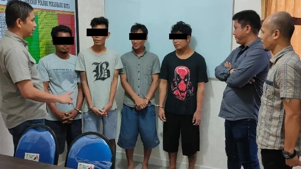 Empat penjahat kambuhan yang terlihat tersenyum ketika diinterogasi personel Polsek Pekanbaru Kota.