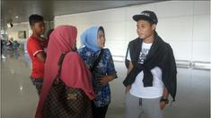 Momen haru di Bandara Internasional Juanda pada Selasa, (2/2/2016), kala keluarga melepas kepergian Evan Dimas menuju Jakarta. Malam ini Evan akan bertolak ke Spanyol untuk bergabung bersama tim Espanyol B.