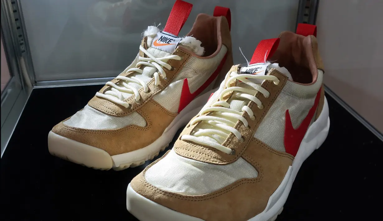 Sepatu "Tom Sachs X Nikecraft Mars Yard" 2012 yang terinspirasi dari Planet Mars di rumah lelang Sotheby, New York pada 12 Juli 2019. Sotheby New York mengadakan lelang sneaker langka untuk pertama kalinya dimana proses tawar menawar berlangsung  hingga 23 Juli mendatang. (AP Photo/Ted Shaffrey)