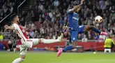Pemain Marseille, Pierre-Emerick Aubameyang (kanan) berusaha mencetak gol ke gawang Ajax Amsterdam pada laga matchday pertama Grup B Liga Europa 2023/2024 di Johan Cruijff ArenA, Amsterdam, Belanda pada Jumat (22/09/2023) dini hari WIB. Laga berakhir dengan skor 3-3. (AP Photo/Peter Dejong)