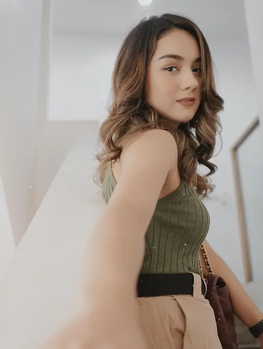 Di akun Instagramnya, lawan main Dilan Carr ini kerap memosting foto-foto dirinya dengan gaya kasual. Ia selalu tampil simpel namun tetap stylish. Busana yang ia kenakan pun bisa menjadi inspirasi OOTD. (Liputan6.com/IG/@ersyaurel)