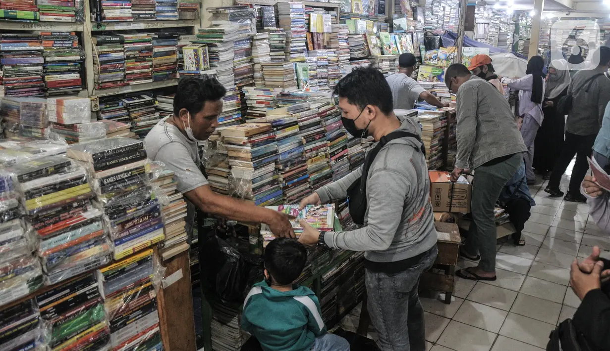 Pedagang saat melayani pembeli buku pelajaran sekolah di Pasar Buku Kwitang, Jalan Kramat Raya, Kecamatan Senen, Jakarta Pusat, Minggu (17/7/2022). Memasuki Tahun Ajaran Baru penjualan buku sekolah di Pasar Buku Kwitang mengalami peningkatan hingga 60 persen dibandingkan tahun sebelumnya. (merdeka.com/Iqbal S Nugroho)