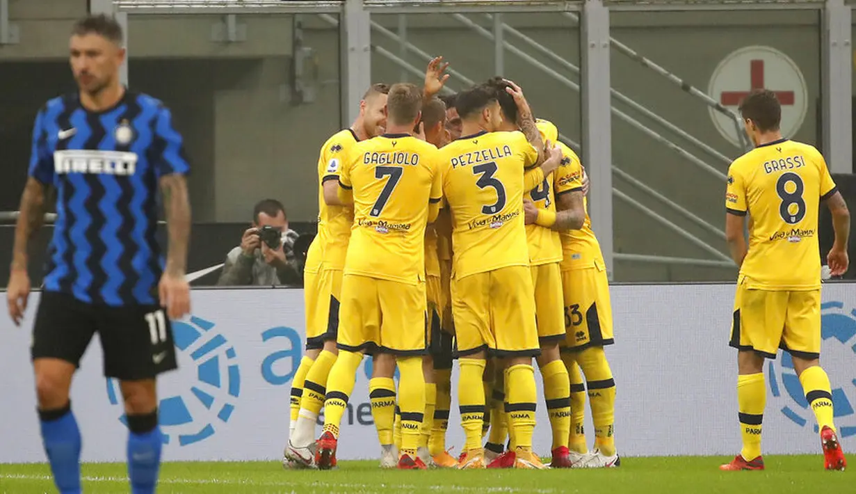 Para pemain Parma merayakan gol yang dicetak oleh Gervinho ke gawang Inter Milan pada laga Liga Italia di Stadion Giuseppe Meazza, Minggu (1/11/2020). Kedua tim bermain imbang 2-2. (AP Photo/Antonio Calanni)