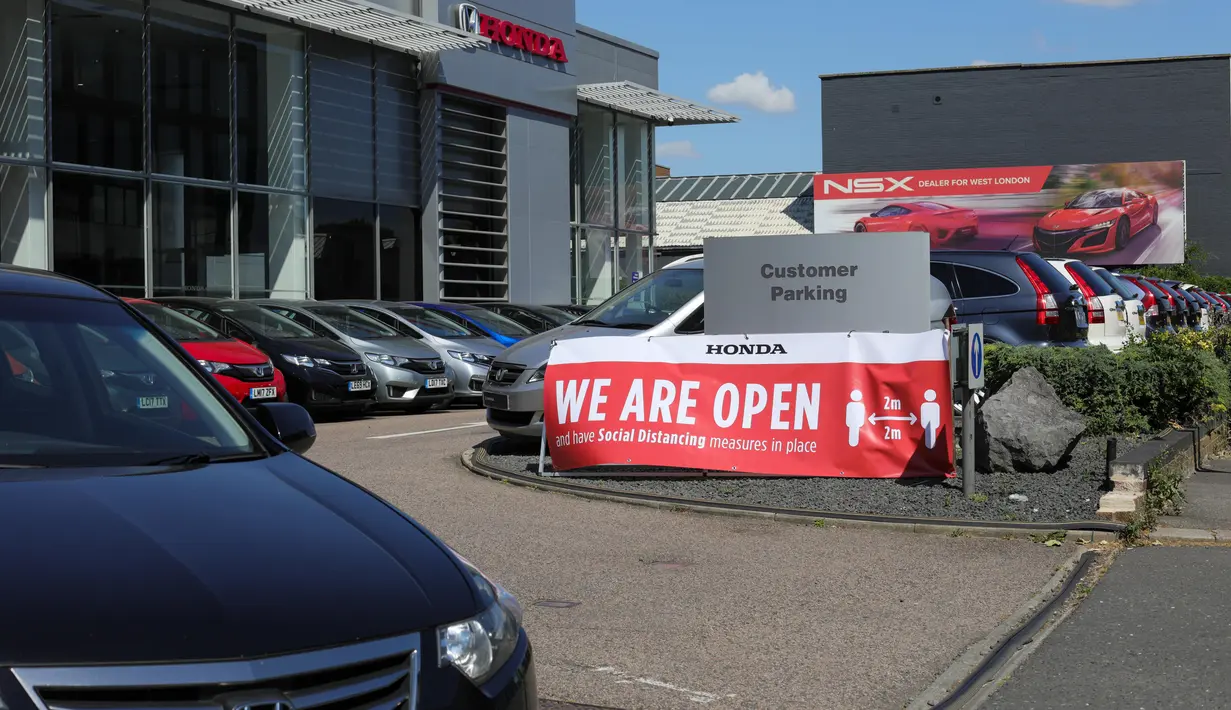 Foto pada 1 Juni 2020 menunjukkan tanda jaga jarak di sebuah ruang pamer (showroom) Volkswagen di London. PM Inggris Boris Johnson pada 28 Mei lalu meluncurkan sejumlah pelonggaran kebijakan karantina wilayah (lockdown) terkait COVID-19 yang "terbatas" dan "hati-hati". (Xinhua/Tim Ireland)