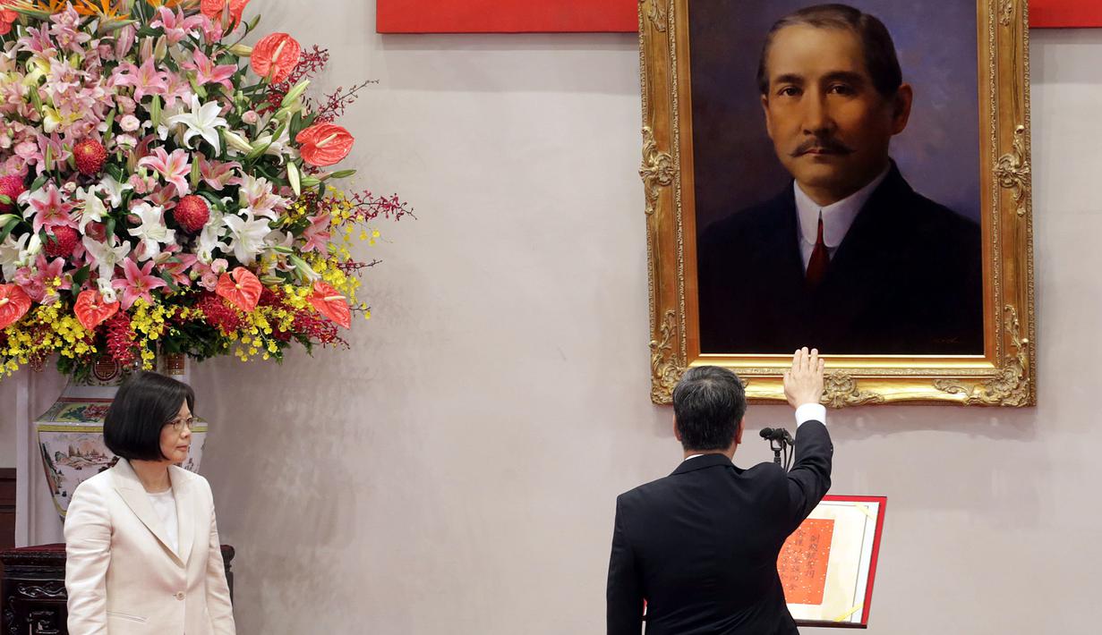 Presiden perempuan pertama Taiwan, Tsai Ing- wen (kiri) menyaksikan Wakil Presiden, Chen Chien - jen mengucapkan sumpah jabatan pada pelantikan di Istana Kepresidenan di Taipei, Jumat (20/5). (REUTERS/Taipei Photojournalists Association)