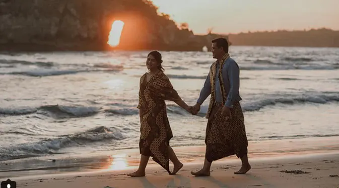 Sederet foto-foto prewedding Kahiyang dan Booby sudah tersebar luas di media sosial. Calon pasangan pengantin ini begitu tampak romantis. Berbagai spot di Indonesia menjadi lokasi sesi foto tersebut. (Instagram/ayanggkahiyang)