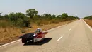 Mobil tenaga surya Solar Team Twente yang bernama Red Shift melaju menuju Tennants Creek pada hari kedua balapan di Australia (9/10). Mereka melintasi pedalamanya Australia sepanjang 3.000 kilometer. (AFP Photo/World Solar Challenge 2017/Mark Kolbe)