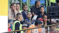 Pelatih Timnas Indonesia Patrick Kluivert bersama para asisten menyaksikan langsung laga BRI Liga 1 2024/2025 antara Persija Jakarta kontra PSBS Biak di Stadion Patriot Candrabhaga, Bekasi, Minggu (2/2/2025). (Bola.com/Bagaskara Lazuardi).