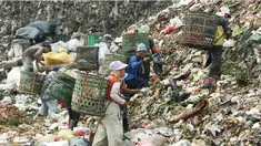 Masalah sampah seolah tak ada ujungnya. Namun di balik itu, ribuan orang sangat bergantung pada timbunan sampah yang ada di TPST Bantar Gebang.
