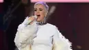 Hadir di panggung megah itu, Katy tidak hanya melantunkan lagu-lagu dengan suara indahnya. Tampil sebagai pembuka acara, Katy pun menyampaikan beberapa pesan bermakna untuk mereka yang hadir. (AFP/Bintang.com)