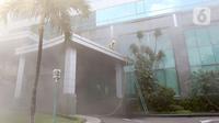 Petugas berusaha memadamkan kebakaran di Gedung Cyber 1, Jakarta, Kamis (2/12/2021). Suku Dinas Pemadam Kebakaran DKI Jakarta menurunkan 22 unit mobil pemadam kebakaran. (Liputan6.com/Herman Zakharia)