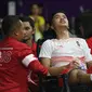 Tunggal putra Indonesia, Anthony Sinisuka Ginting dievakuasi akibat cedera usai melawan pemain China, Shi Yuqi pada final Beregu Putra Asian Games 2018 di Istora Kompleks GBK, Jakarta, Rabu (22/8). Indonesia kalah 1-3. (Liputan6.com/Helmi Fithriansyah)